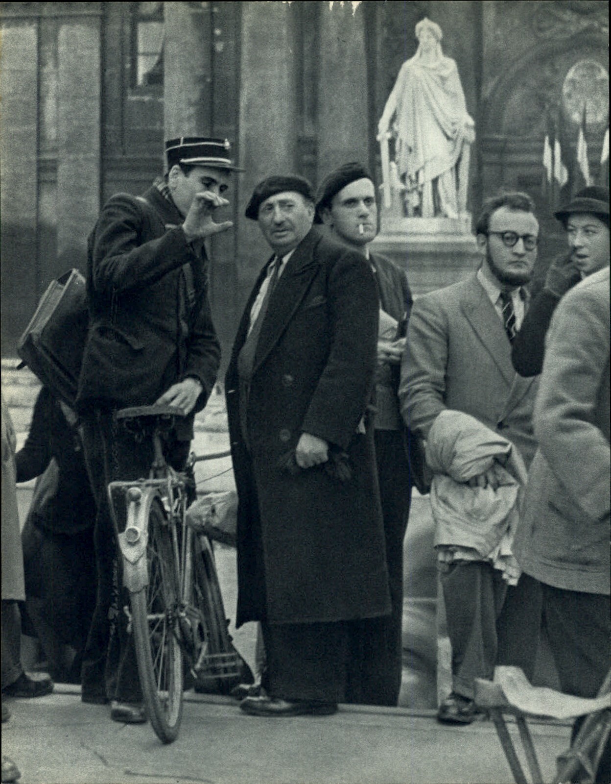 1955 ROBERT DOISNEAU Street Scene Postman Bicycle Statue Paris Art Photo Gravure