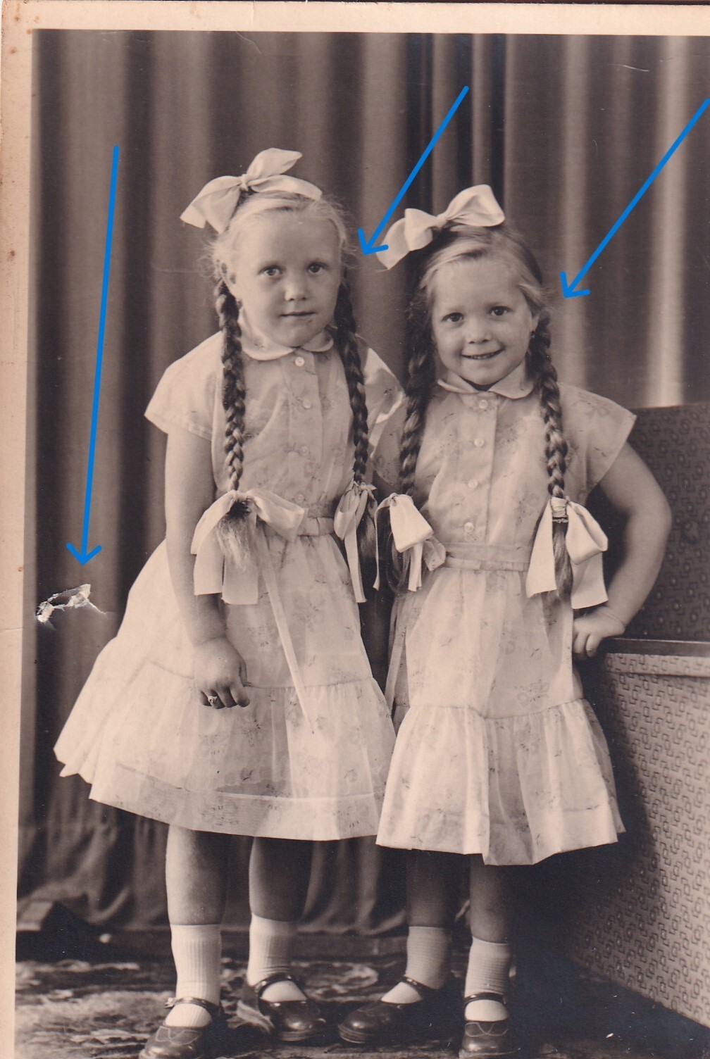großes original Foto von 1944 Maiden, Mädels mit dicken langen Zöpfen, pigtails