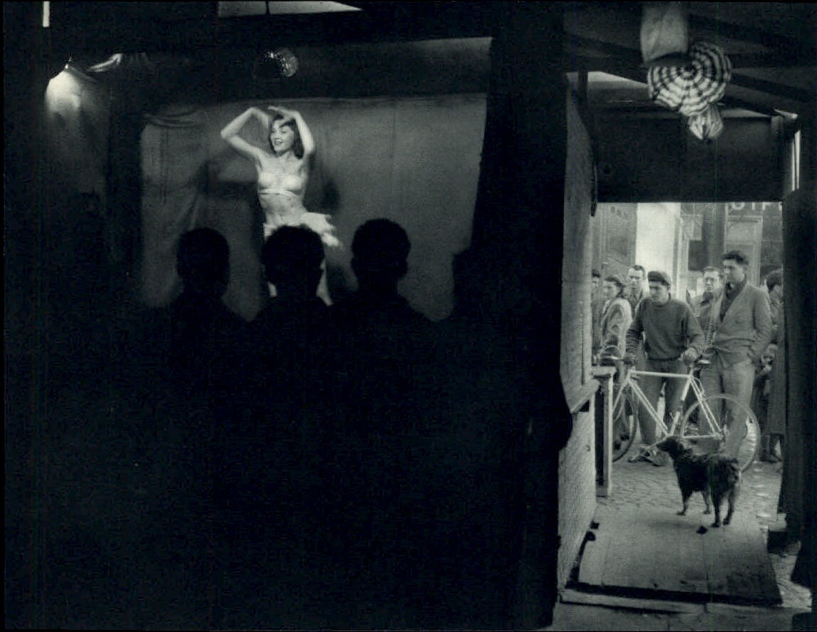 1955 ROBERT DOISNEAU Wanda The Voluptuous L Escargot turbulent Art Photo Gravure