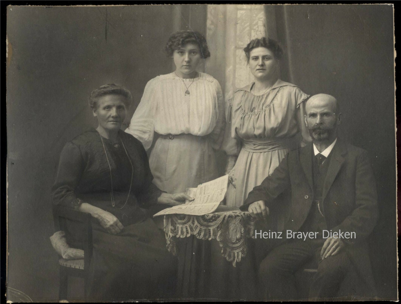 Familie Vater, Mutter + Töchter,unbeschr.schw.-w. Atelier:kein Hinweis,gr.Format