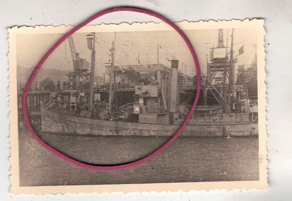 PHOTO PHOTO OUTPOST BOAT GERMAN MRINE WW2 WITH EMBLEM
