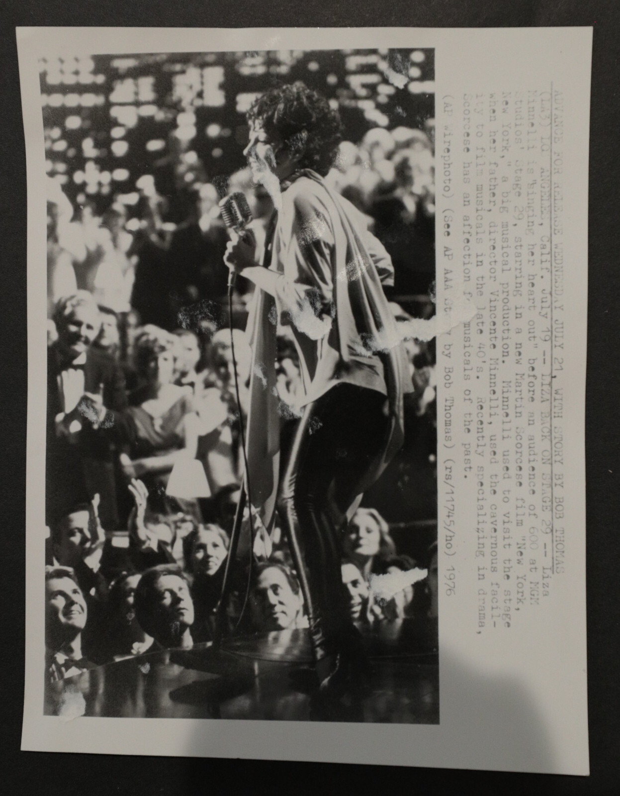 Liza Minnelli on stage at MGM studios press photo 9×7, b/w 1976
