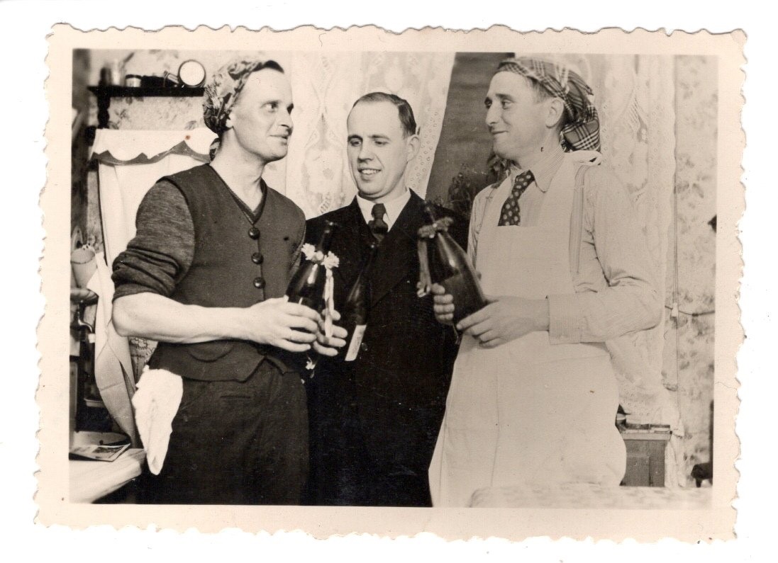 Photo 1944 Men Wine Bottles Kitchen Humor Agfa Lupex Original Vintage Bizarre