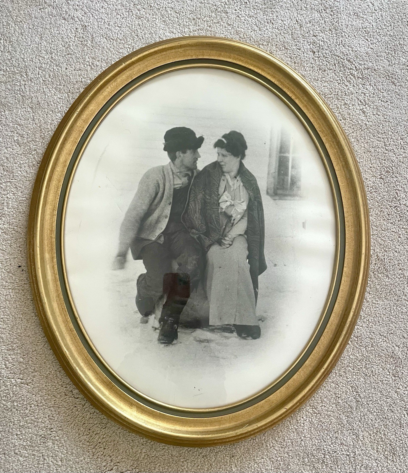 Vintage Large Oval Frame Couple In love Photo Portrait Glass Wood Gold Gilt 23×1