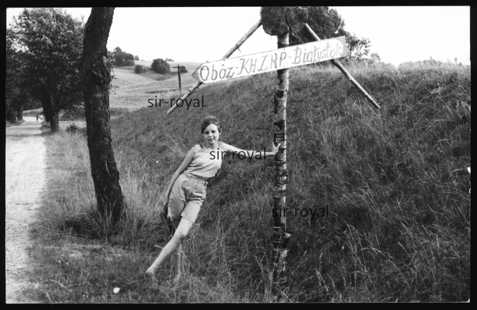 Hübsches DDR Mädchen vor Wegweiser in Bialystok Polen – Foto 14x9cm