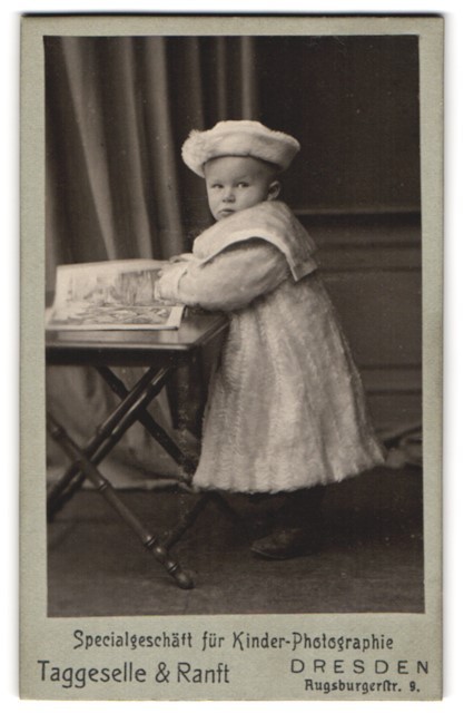 Photography Taggeselle & Ranft, Dresden, small child in winter coat with fur hat