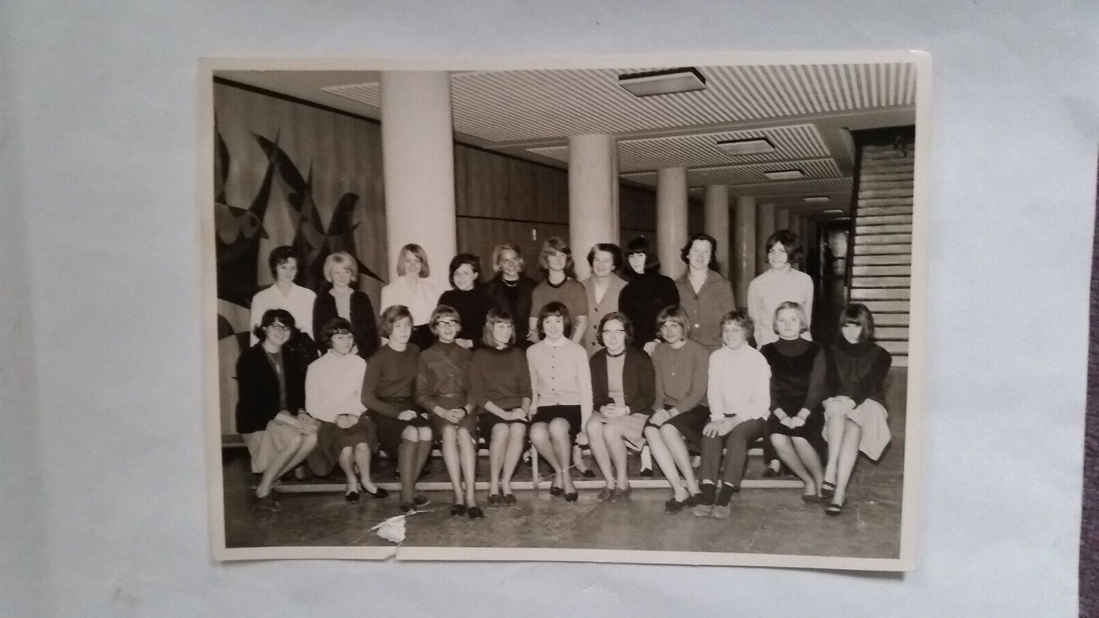 Photo large format 28 school class girls circa 1960s approx 13x18cm