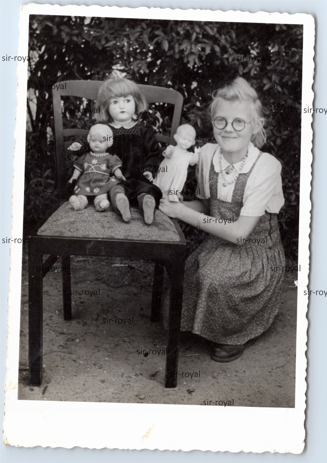 Stolpe near Neustrelitz 1948 – girl with dolls at school hedge – photo 9x13cm