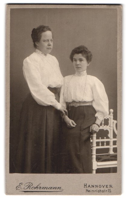 Photograph E. Rohrmann, Hanover, Heinrichstraße 15, mother and daughter in Spit
