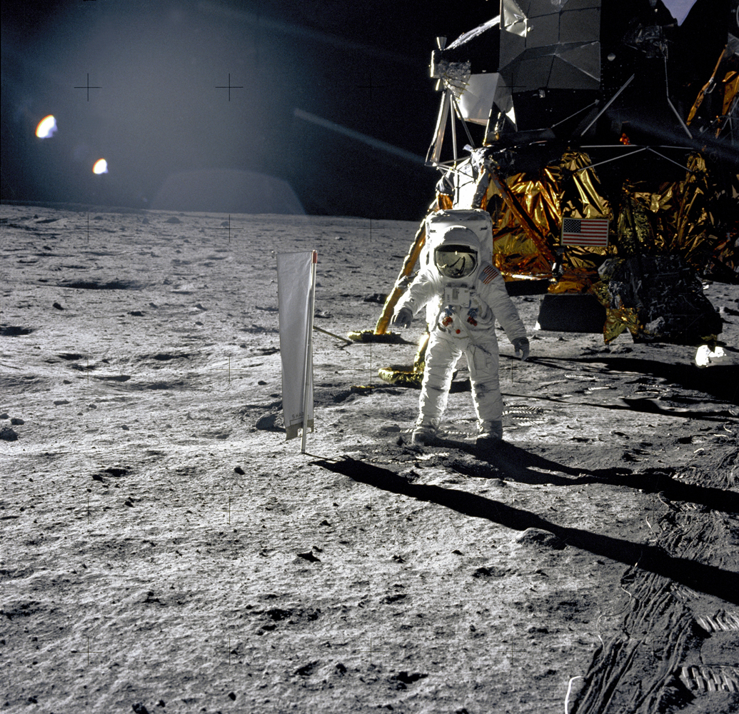 Photo NASA – Apollo 11 Buzz Aldrin Over The Moon Conquest Space Station Module Lunar