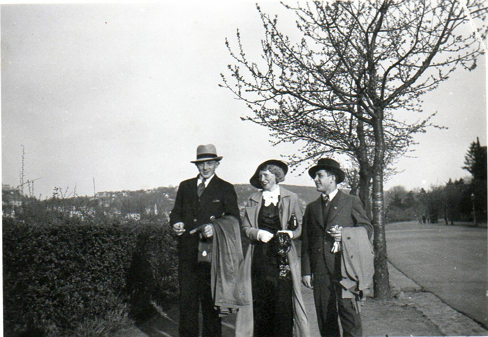 VINTAGE PHOTO – FASHION, WOMEN – TWO MEN WITH FASHIONABLE WOMAN WITH HAT