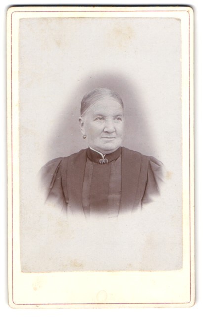 Photograph Oscar Milan, Görlitz, old lady with neatly back hair in