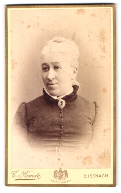 Photograph Carl Remde, Eisenach, Frauenberg 31, portrait grandmother with collar