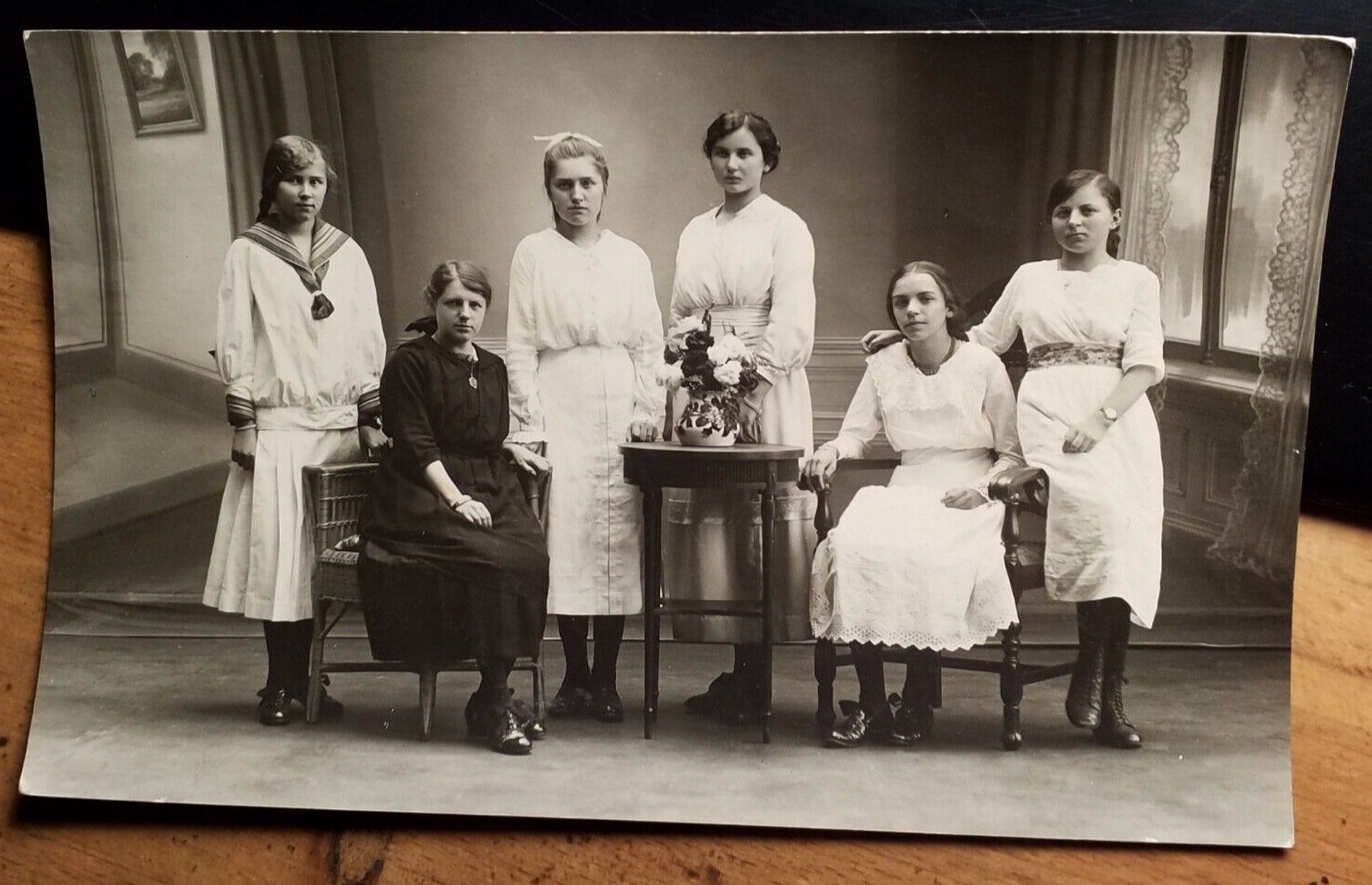Woman & 5 girls – backdrop / photo J. Grimm Offenburg