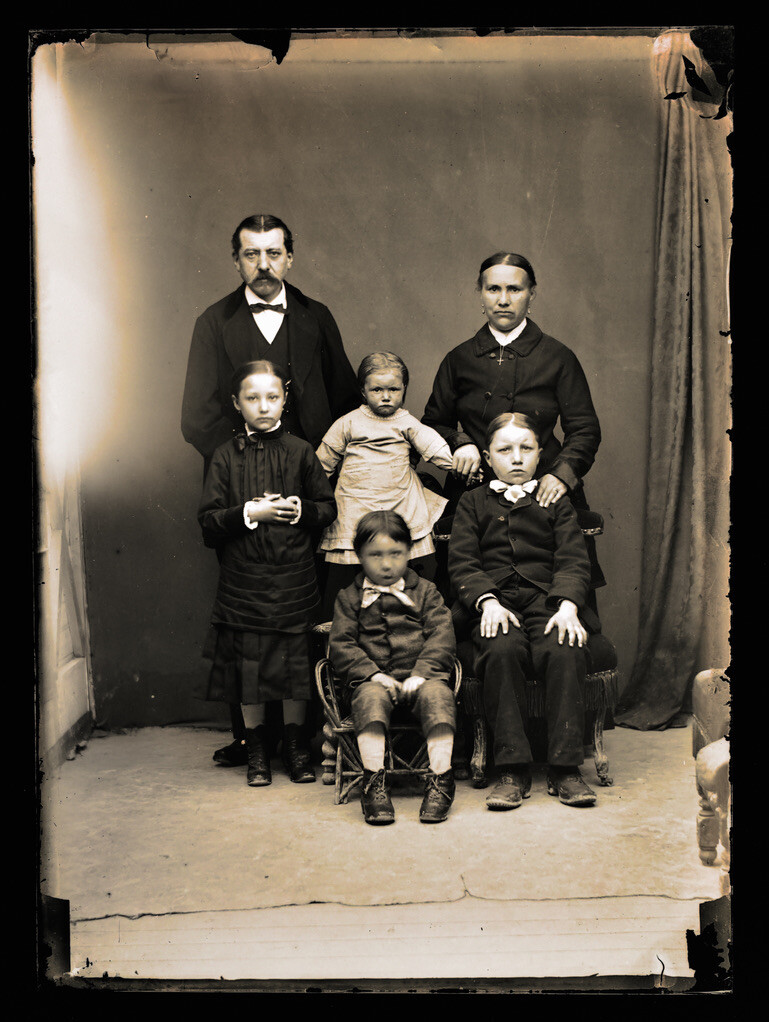 Negative on glass, 13×18 cm, Portrait of a bourgeois family