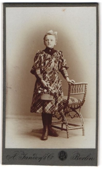 Photograph A. Jandorf & Co., Berlin, Spittelmarkt 16/17, girl in plaid