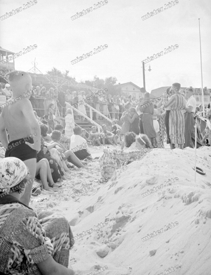 Beach life-1920/30-fashion-cute happy young-boy-men-girl-trunks-swimsuit-nude-9