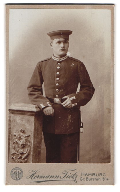 Photograph Hermann Tietz, Hamburg, size Burstah 12/14, young guard soldier with B