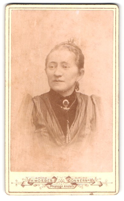 Photograph H. Moebes, Könnern / Saale, portrait elderly lady with jewelry, Brosc