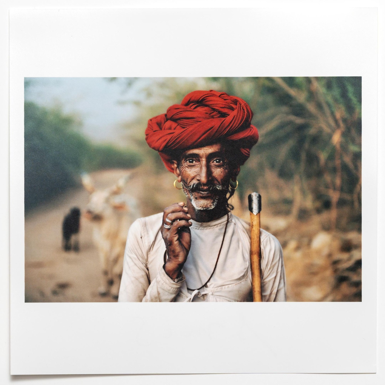 SIGNED Steve McCurry Print – Rabari shepherd. Rajasthan, India. Photograph, rare