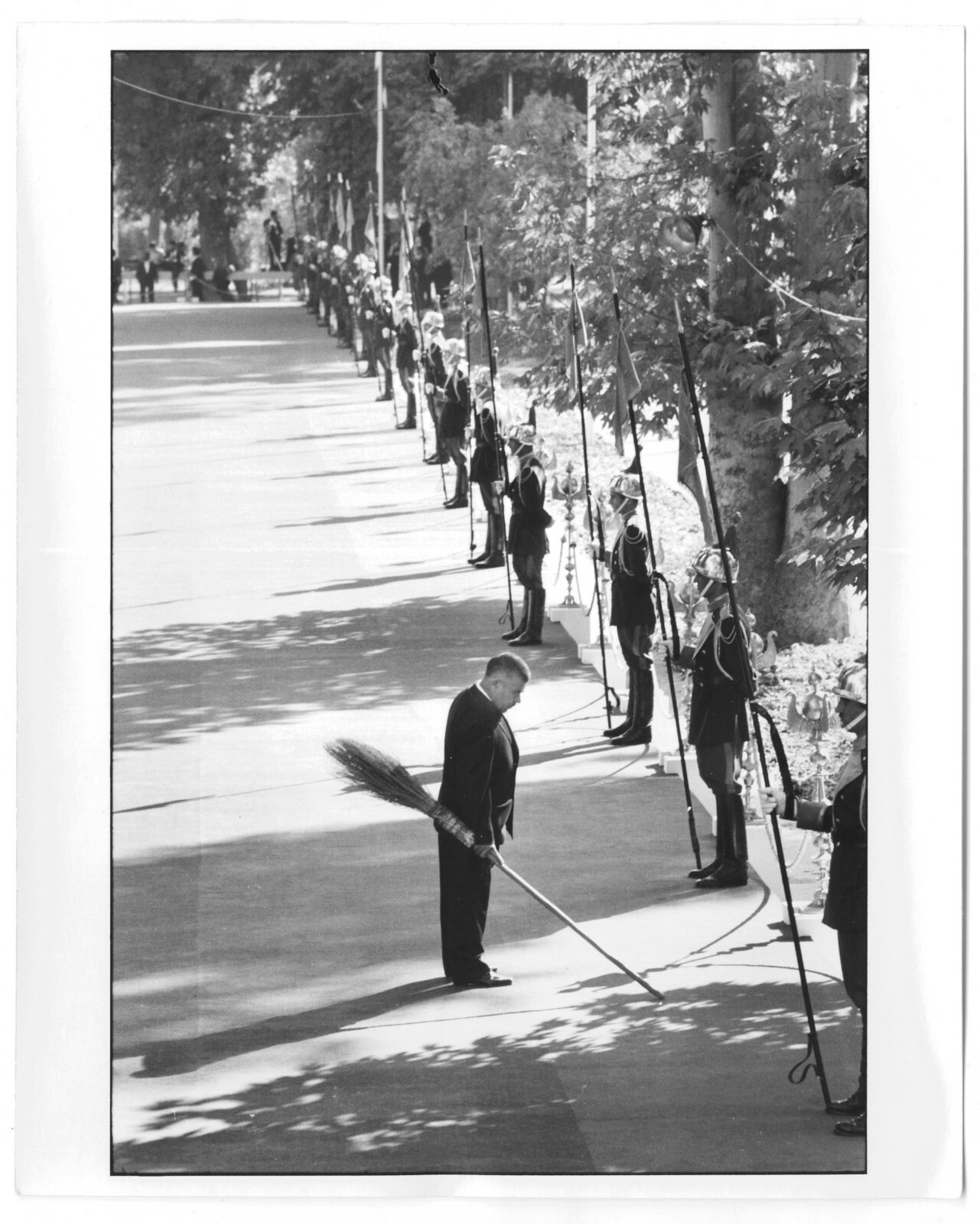 Elliott ERWITT: Inspecting Guards, Teheran, Iran, 1967 / Printed 1977 / SIGNED!