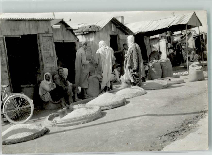 39791508 – Arab Market Scene. folk type