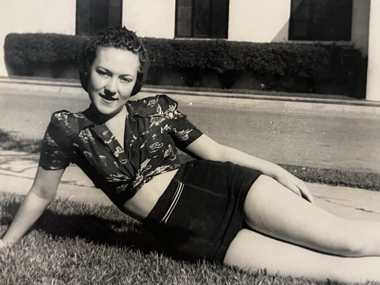 Vintage WW2 / 1940s Pretty Young Confident Woman / Pinup Sexy Legs Photo – #3