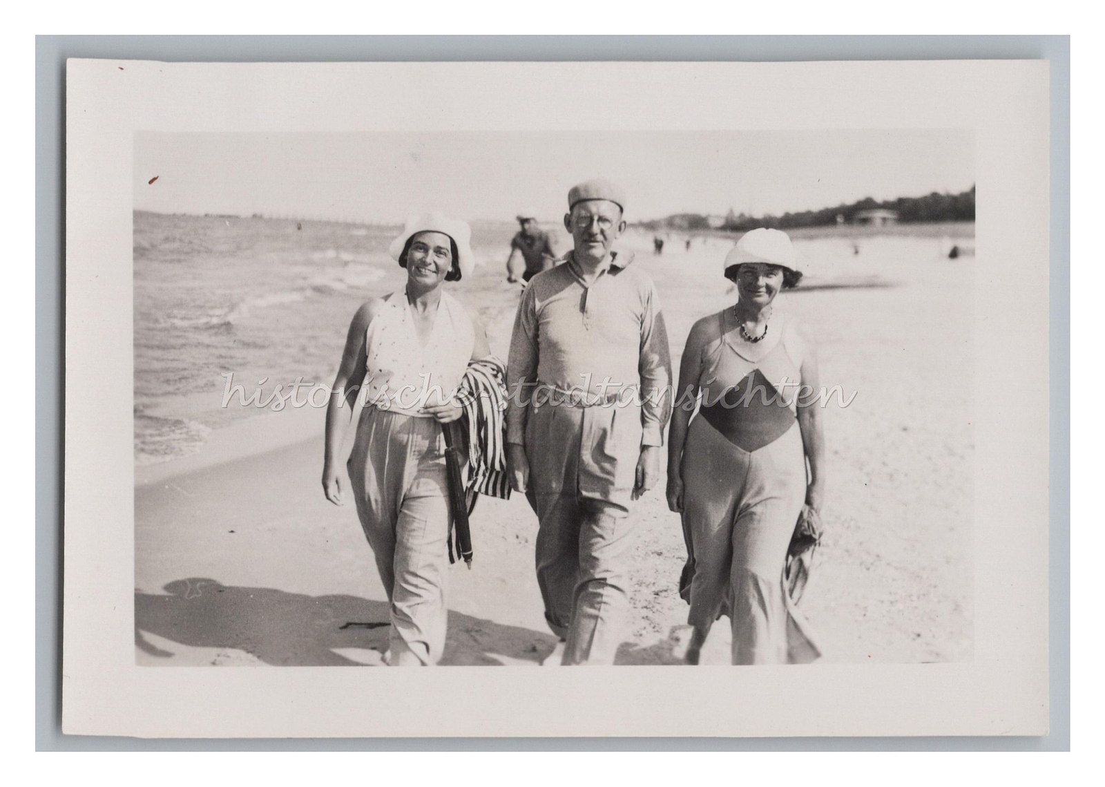 2 Women and Man on Beach – Fashion Hats Casual Travel – Vintage Photo 1930s