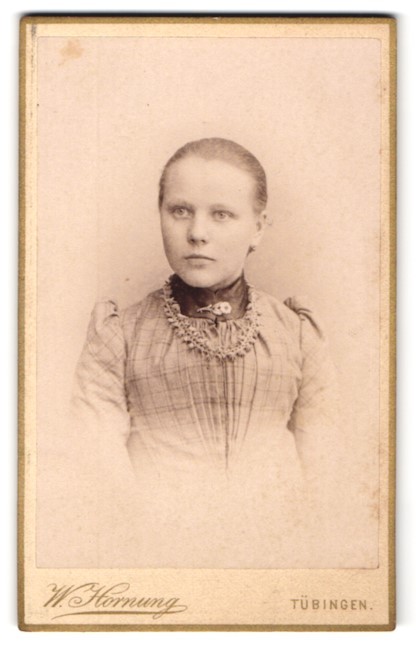 Photograph W. Hornung, Tübingen, Uhlandstraße 11, portrait of a girl