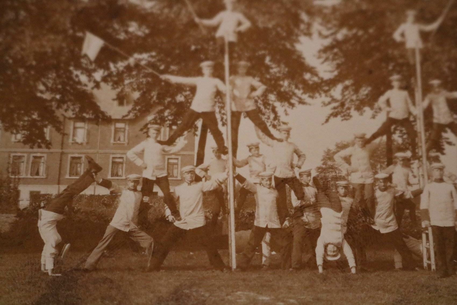 Great old photo on cardboard – students? cadets?? Sports pyramid-Gütersloh
