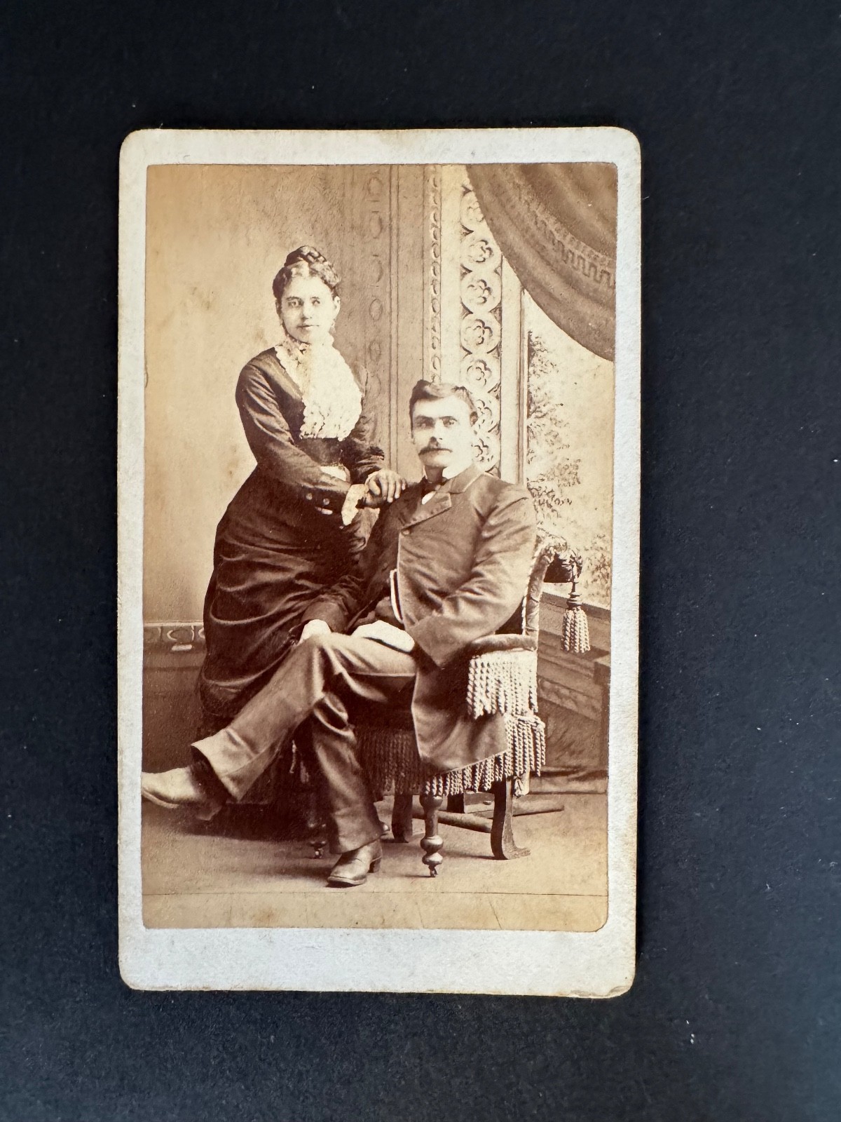 CdV Photo Couple Portrait 1880 Reeves Newburgh Ohio USA (C2060)