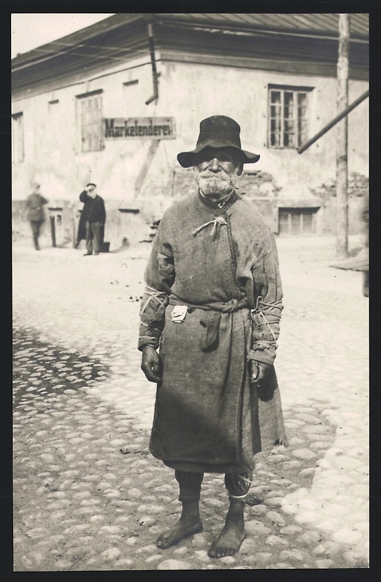 Photograph Kovel / Ukraine, beggars in front of a market shop near the East Front