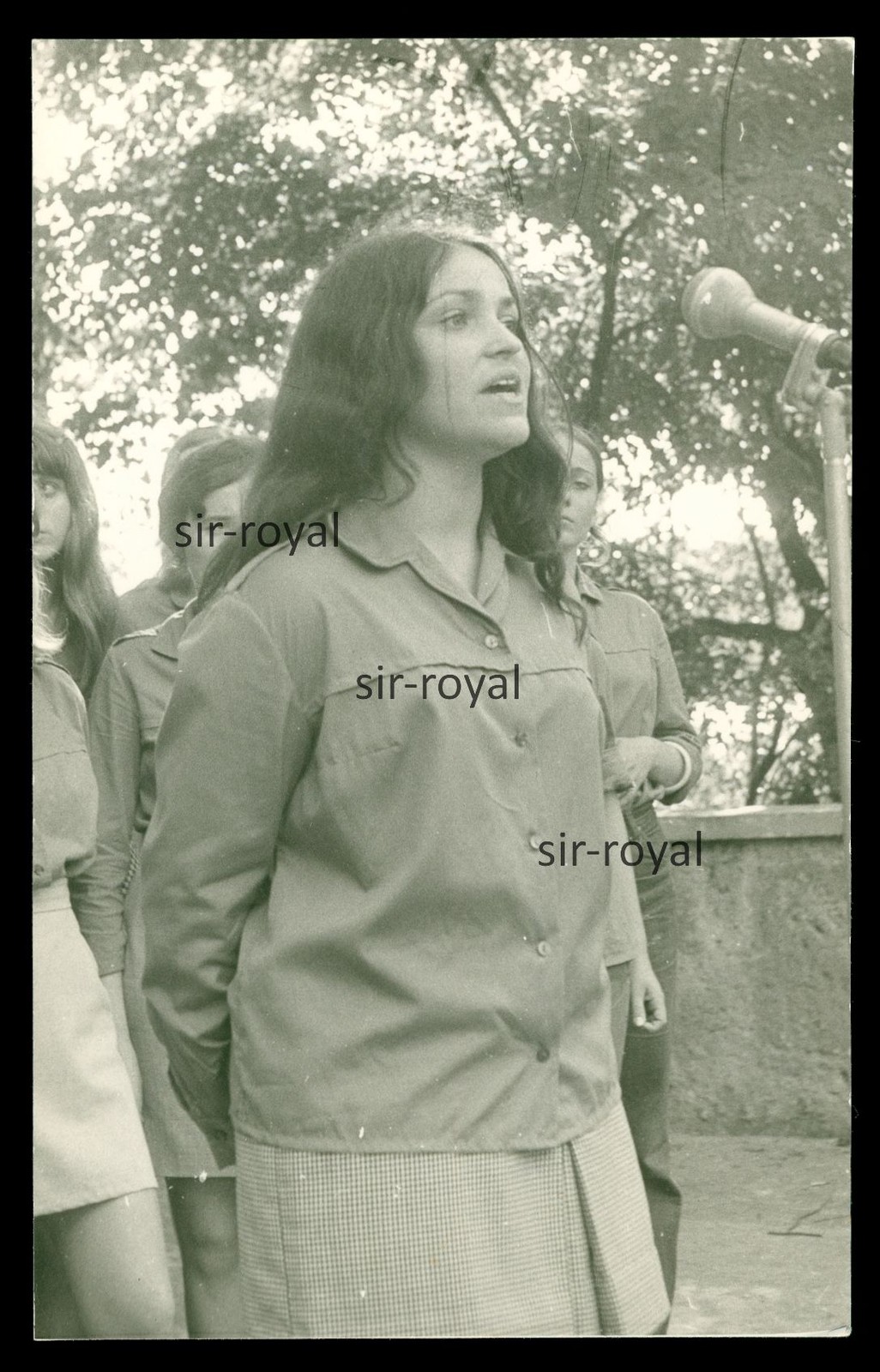 FDJ Mädchen spricht am Mikrofon auf Veranstaltung um 1980 – DDR – Foto-AK 9x14cm