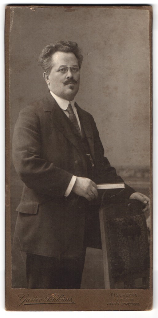 Photograph Gustav Schlein, fishermen near Karlovy Vary, portrait of a man with book