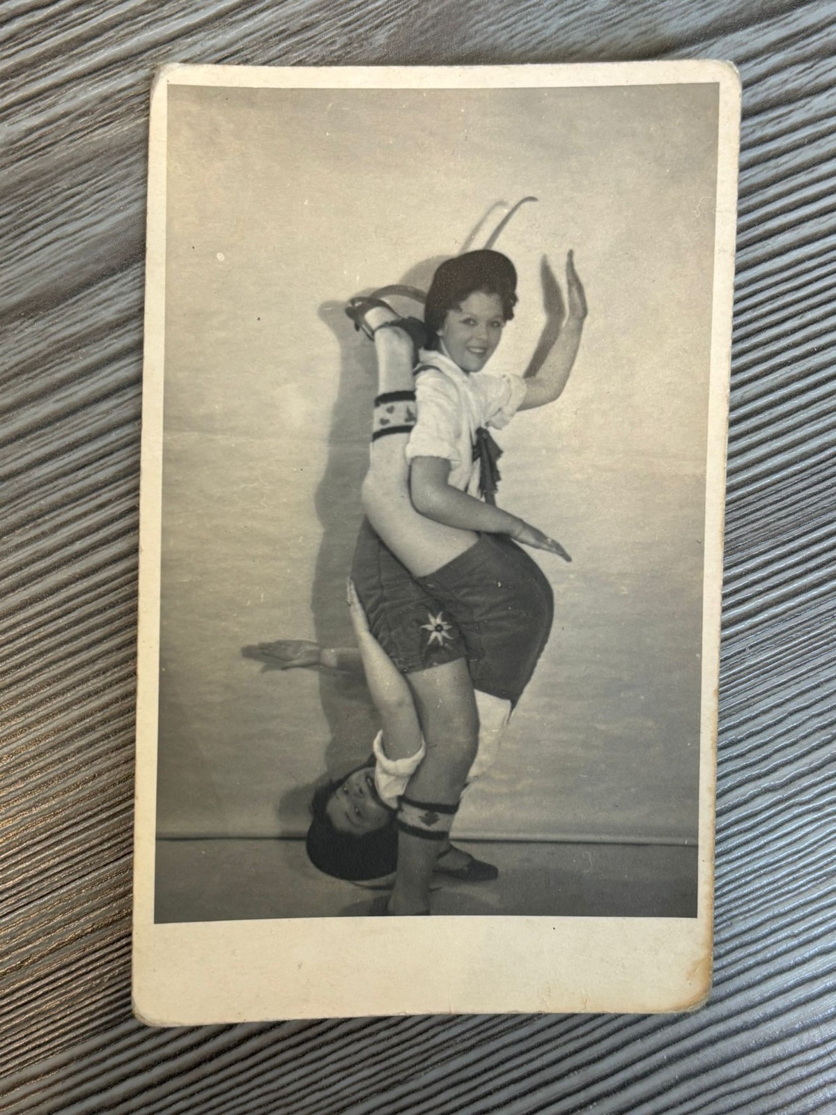 Foto Bayern Frauen Maid Ass Lederhose Plattler Tradition Humor Studio Portrait