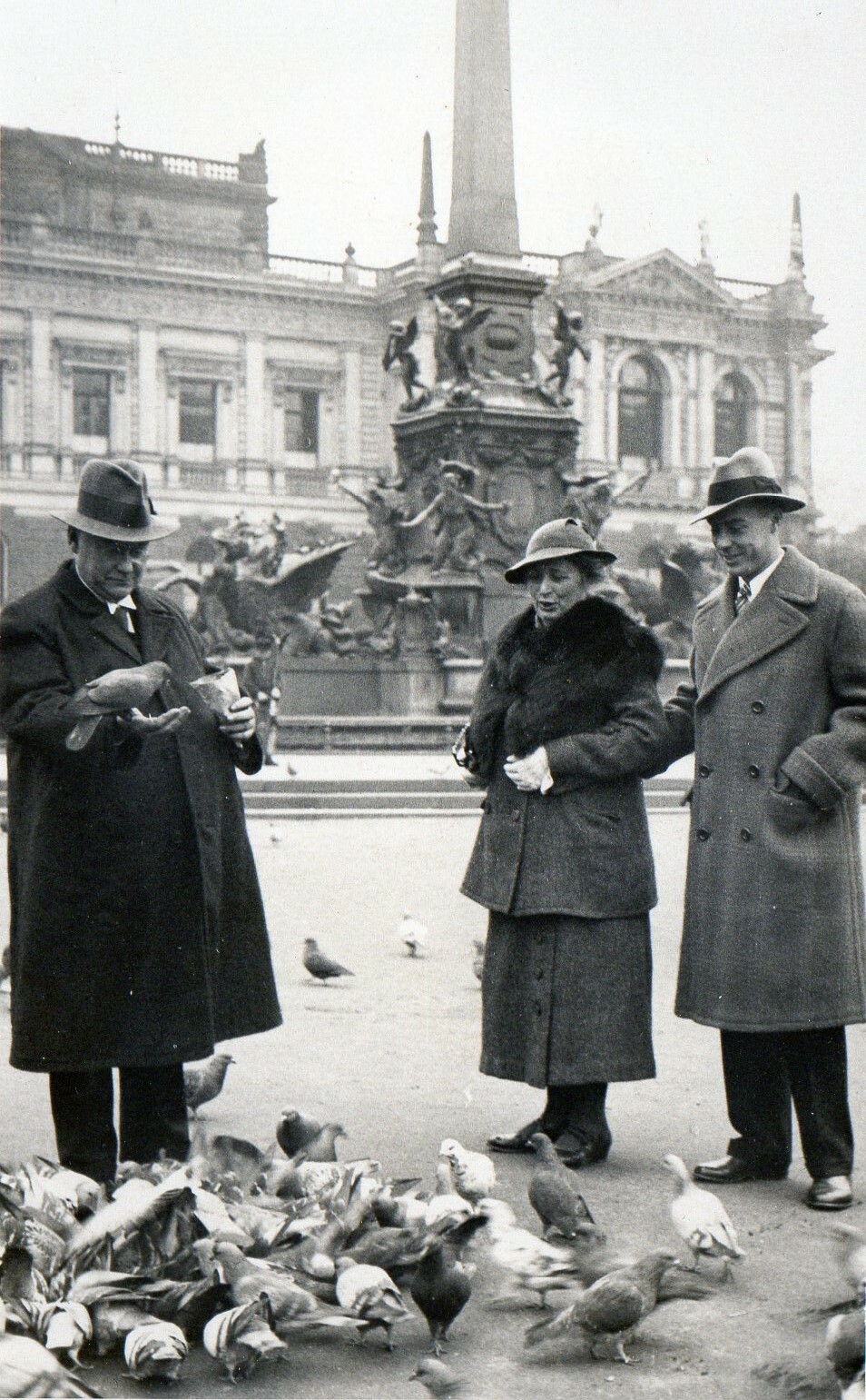 OLD PHOTO – 1/2 PIGEON FEEDING IN LEIPZIG, PHOTO TIPPMANN, LEIPZIG