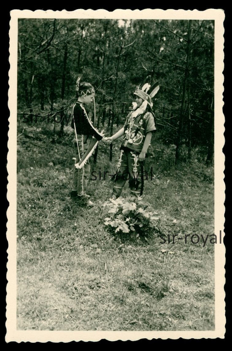 Boys in Indian Costume Make Peace – GDR – Bitterfeld – Photo 6x9cm