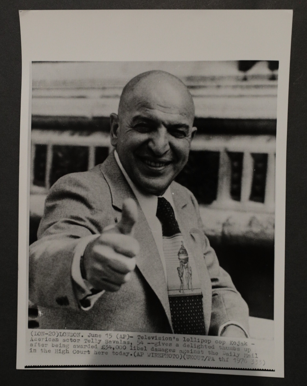 Telly Savalas gives a thumbs up Press Photograph 9×7, b/w 1976