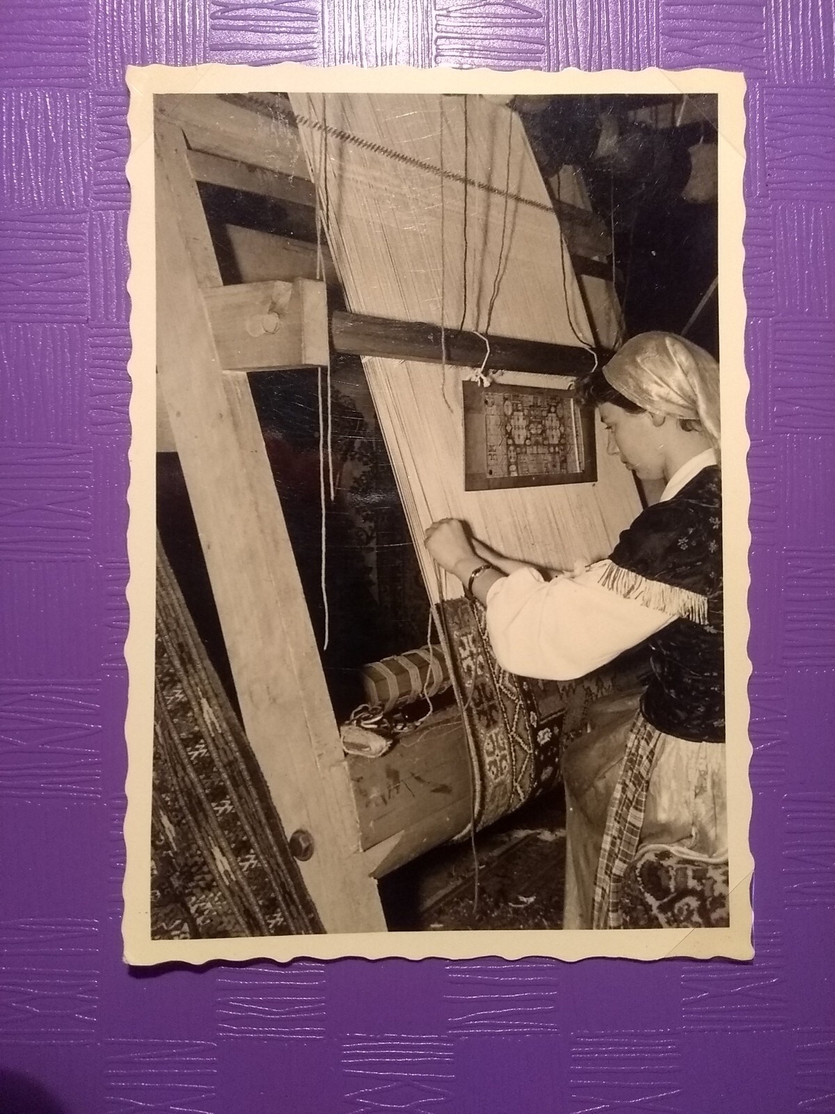 Altes Foto antik Vintage Frau Woman Kopftuch Weberinn Handwerk Stoff old Photo