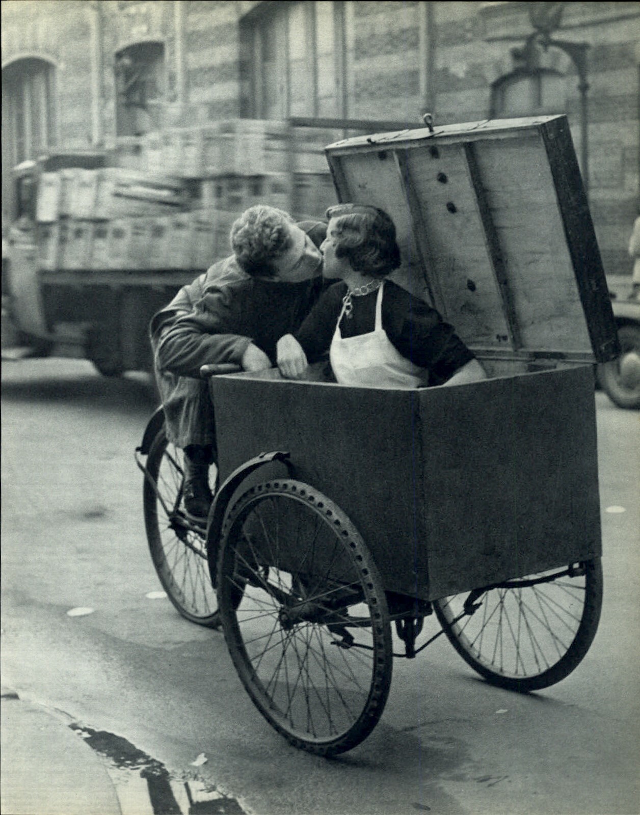 1955 ROBERT DOISNEAU Couple Kisses Tricycle Delivery Tricycle Art Photo Gravure