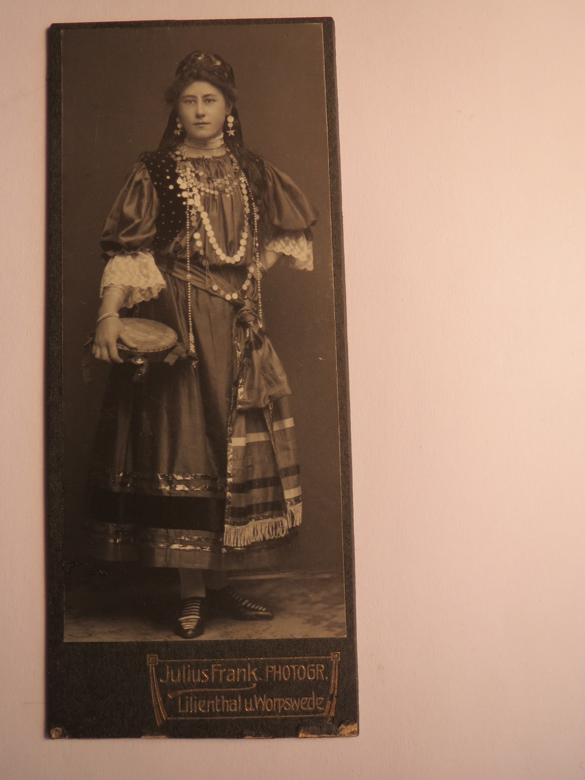 Lilienthal and Worpswede – standing young woman in disguise with tambourine / CDV