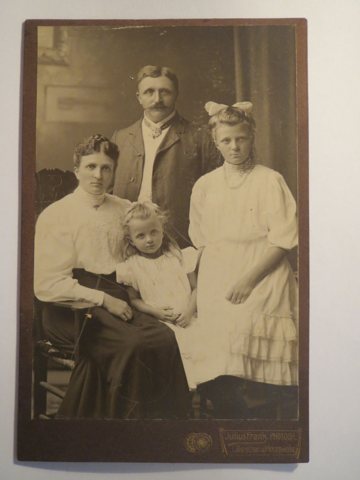 Lilienthal and Worpswede – family – man woman and 2 girls – portrait / KAB
