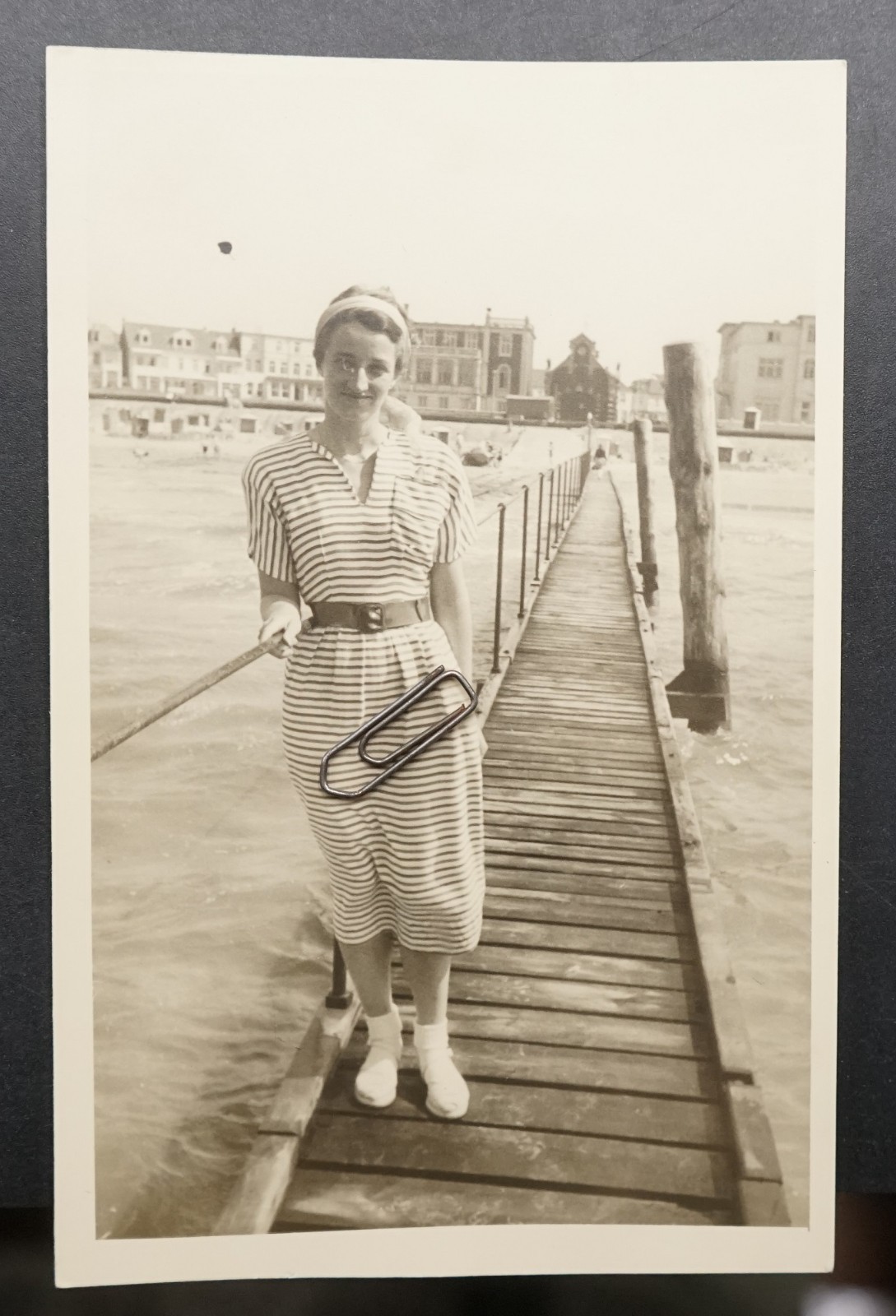 Photo Portrait Young Woman Norderney Friesland Building Hotel Model Promenade Picture