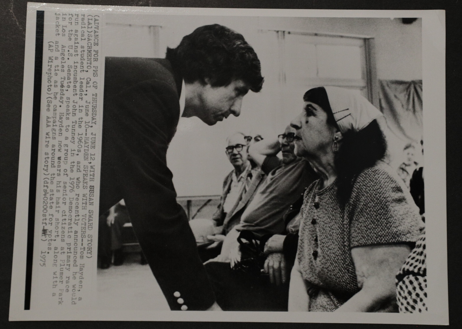 Radical Tom Hayden talks to voters Press Photograph 9×7, b/w 1976
