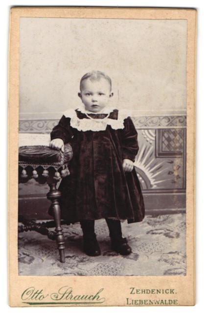 Photograph Otto Strauch, Zehdenick, Berlinerstr. 22, Serious Toddler in Dark
