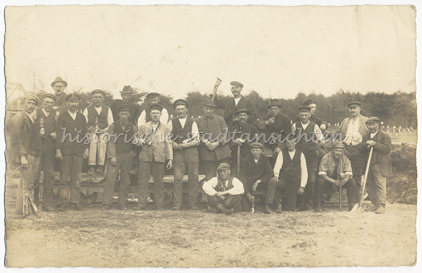 Straßenarbeiter mit Bierflaschen Schirmmützen Berufe – Altes Foto 1910er 1920er