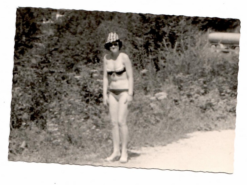 A193- Foto * Frau im Bikini , Brille, Hut * 60iger
