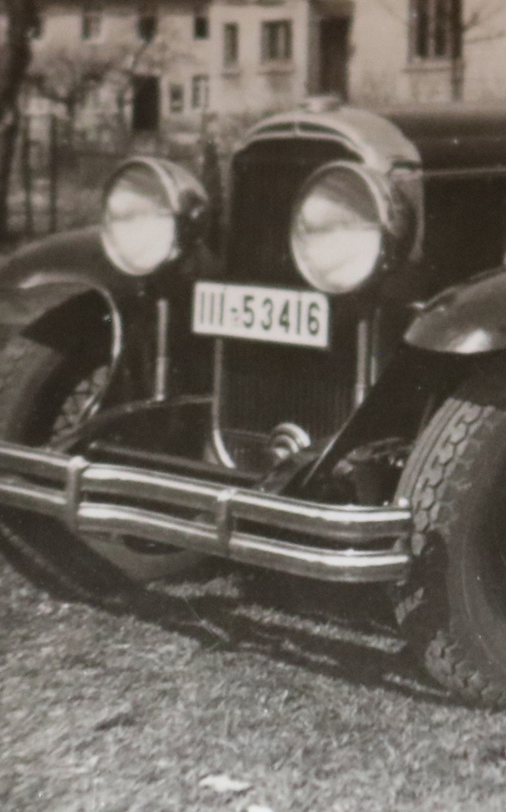 Great old photo – family with their vintage Buick??? a b on wheel hub
