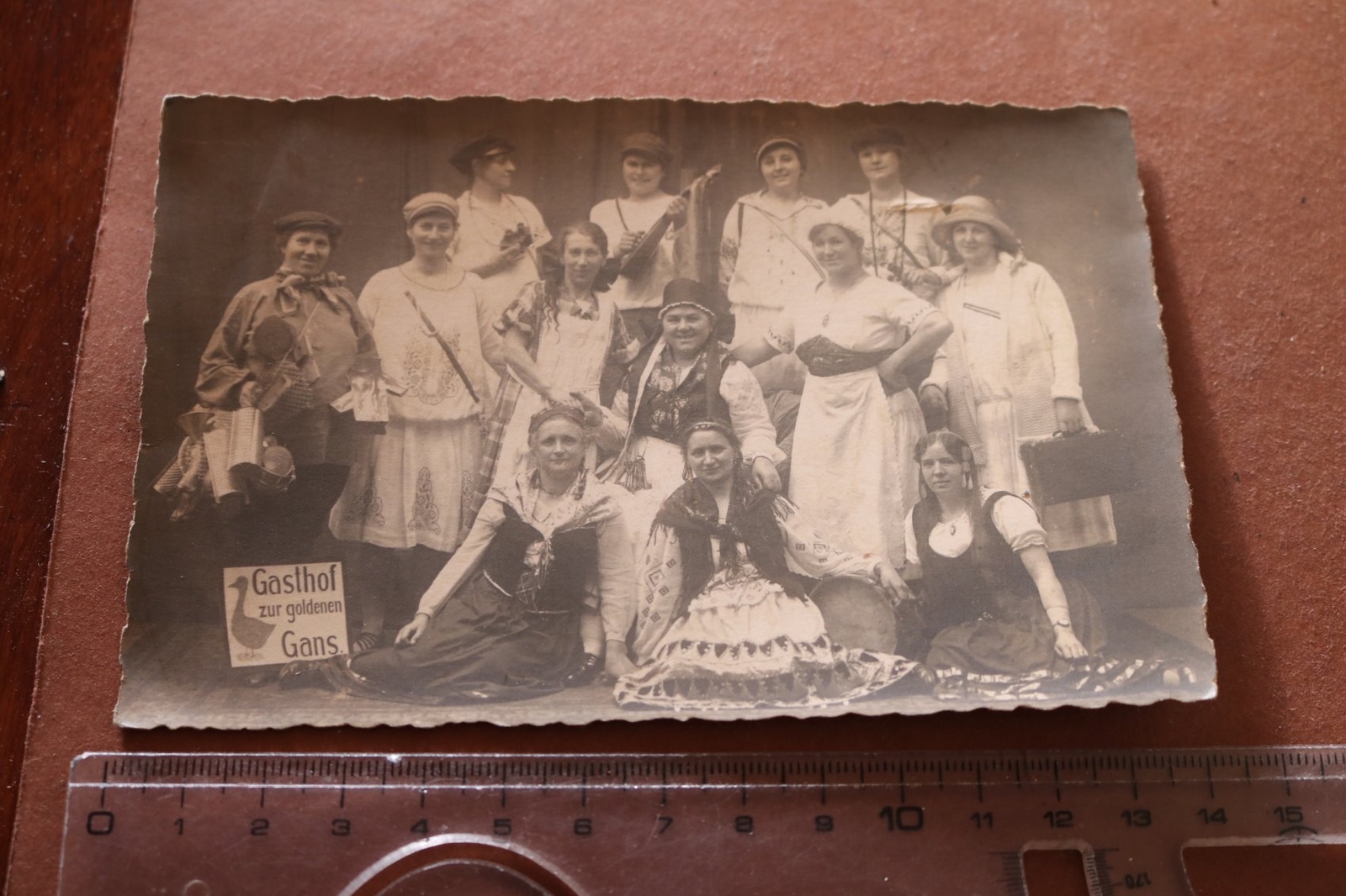 Great old group photo women in costumes – Gasthof zur goldenen Gans 1910-193
