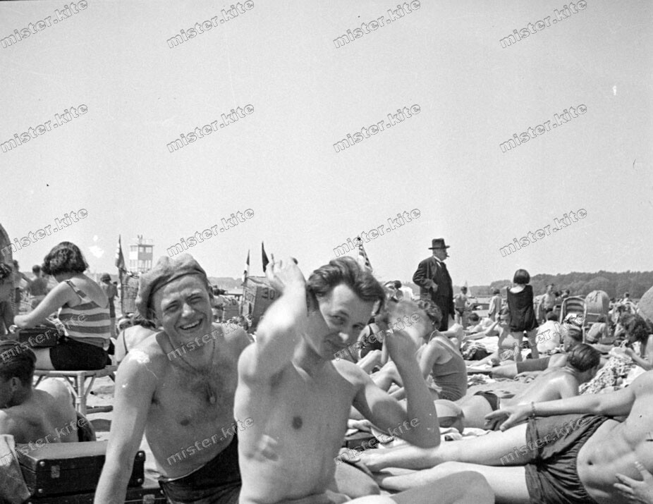 Beach life-1920/30-fashion-cute happy young-boy-men-boys-trunks-swimsuit-nude-2